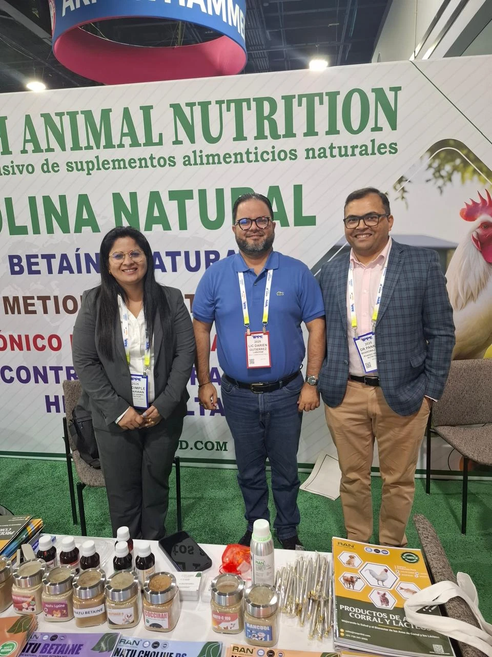Tres representantes en el stand de Rivansh Animal Nutrition en IPPE Atlanta
