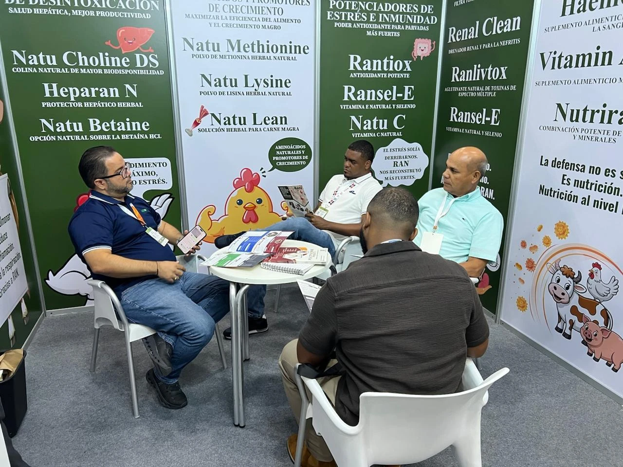 Clientes conversan sentados en el stand de RAN