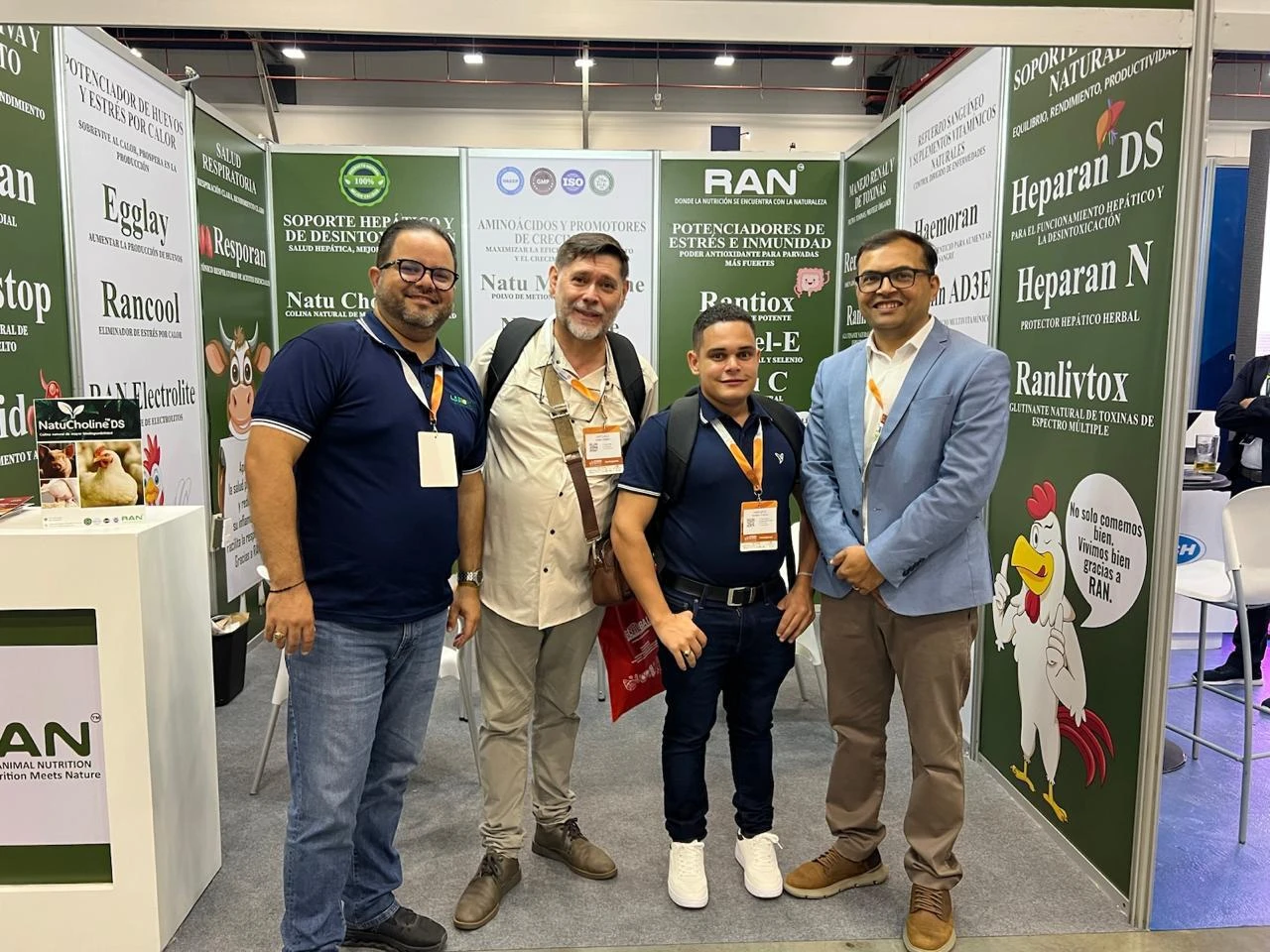 Grupo de visitantes en el stand de RAN