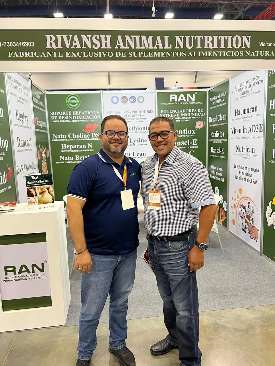 Dos hombres posan en el stand de RAN